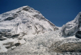 Blick entlang des Kumbu Gletschers zu Camp 1 und 2